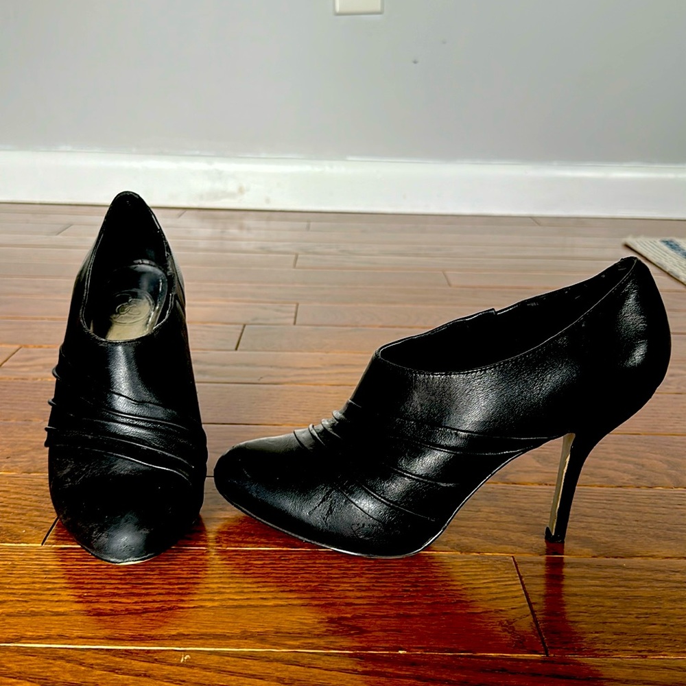 By Jessica Black JP Peanut Booties! Size 9.5